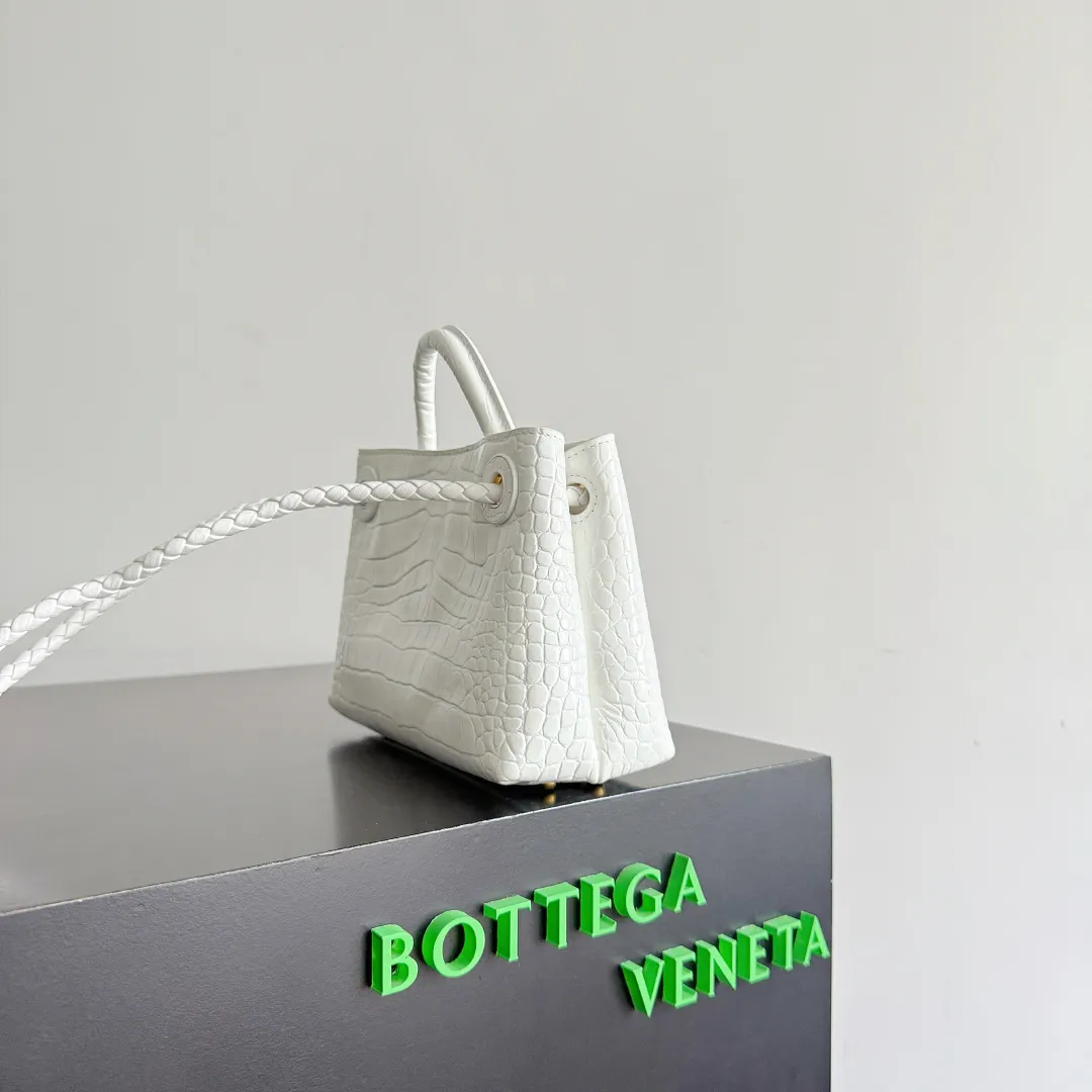 Batch 2880 BOTTEGA VENETA crocodile leather mini andiamo is paired with a four-piece oak hardware set, making the entire bag more layered. As a classic model of the BV family, each innovation brings different surprises to fans. There are three ways to carry it with different makeup. Crocodile skin is called the gold in leather and is famous for its top luxury and rarity. During use, the luster of the crocodile skin will not fade or fade with time. No matter how long it is used, it will still remain new. And because each crocodile skin is different, the effect of each crocodile leather bag is different. Style number: 777614+wood hardware Size: 22*15.5*9cm